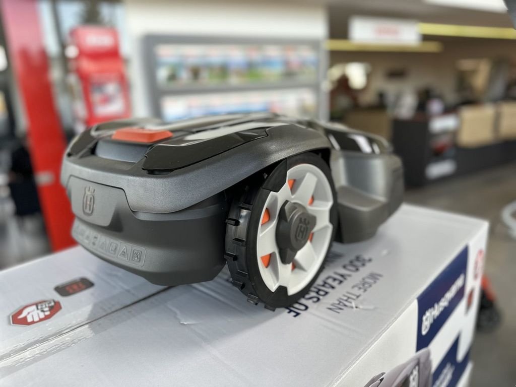 Mähroboter des Typs Husqvarna AM 415X Automower, Neumaschine in St. Marienkirchen (Bild 3)
