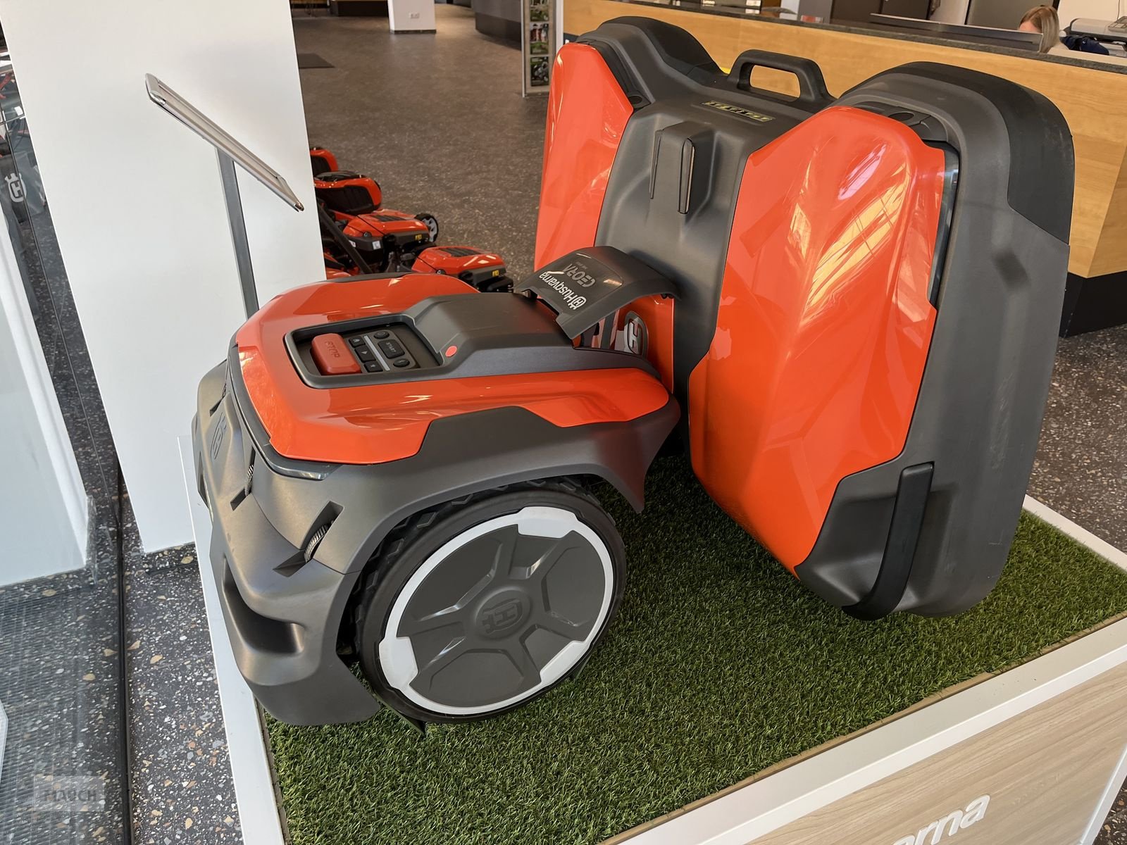 Mähroboter des Typs Husqvarna Ceora 546 EPOS mit 43L Mähdeck, Gebrauchtmaschine in Burgkirchen (Bild 3)