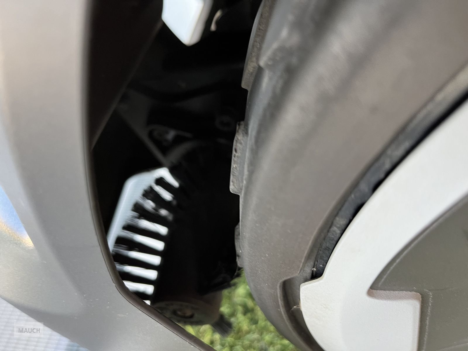 Mähroboter des Typs Husqvarna Ceora 546 EPOS mit 43L Mähdeck, Gebrauchtmaschine in Burgkirchen (Bild 9)