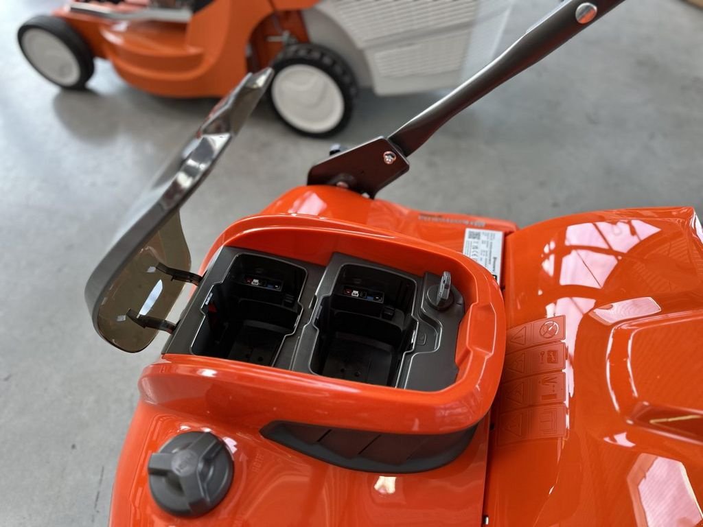 Mähroboter des Typs Husqvarna S 138i Akku Vertikutierer Set, Neumaschine in St. Marienkirchen (Bild 7)