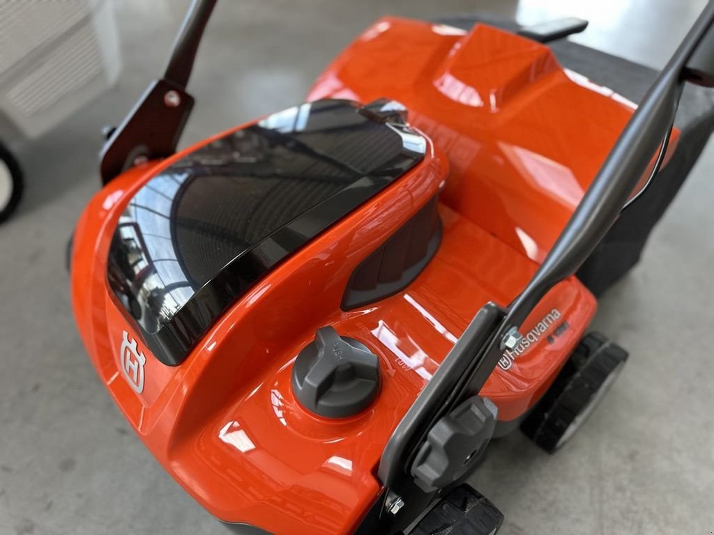 Mähroboter des Typs Husqvarna S 138i Akku Vertikutierer Set, Neumaschine in St. Marienkirchen (Bild 5)