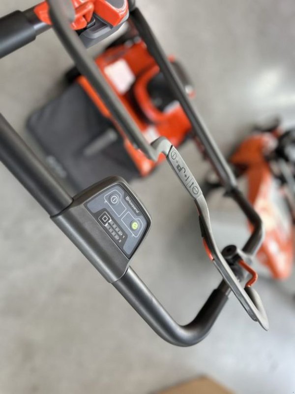 Mähroboter des Typs Husqvarna S 138i Akku Vertikutierer Set, Neumaschine in St. Marienkirchen (Bild 8)