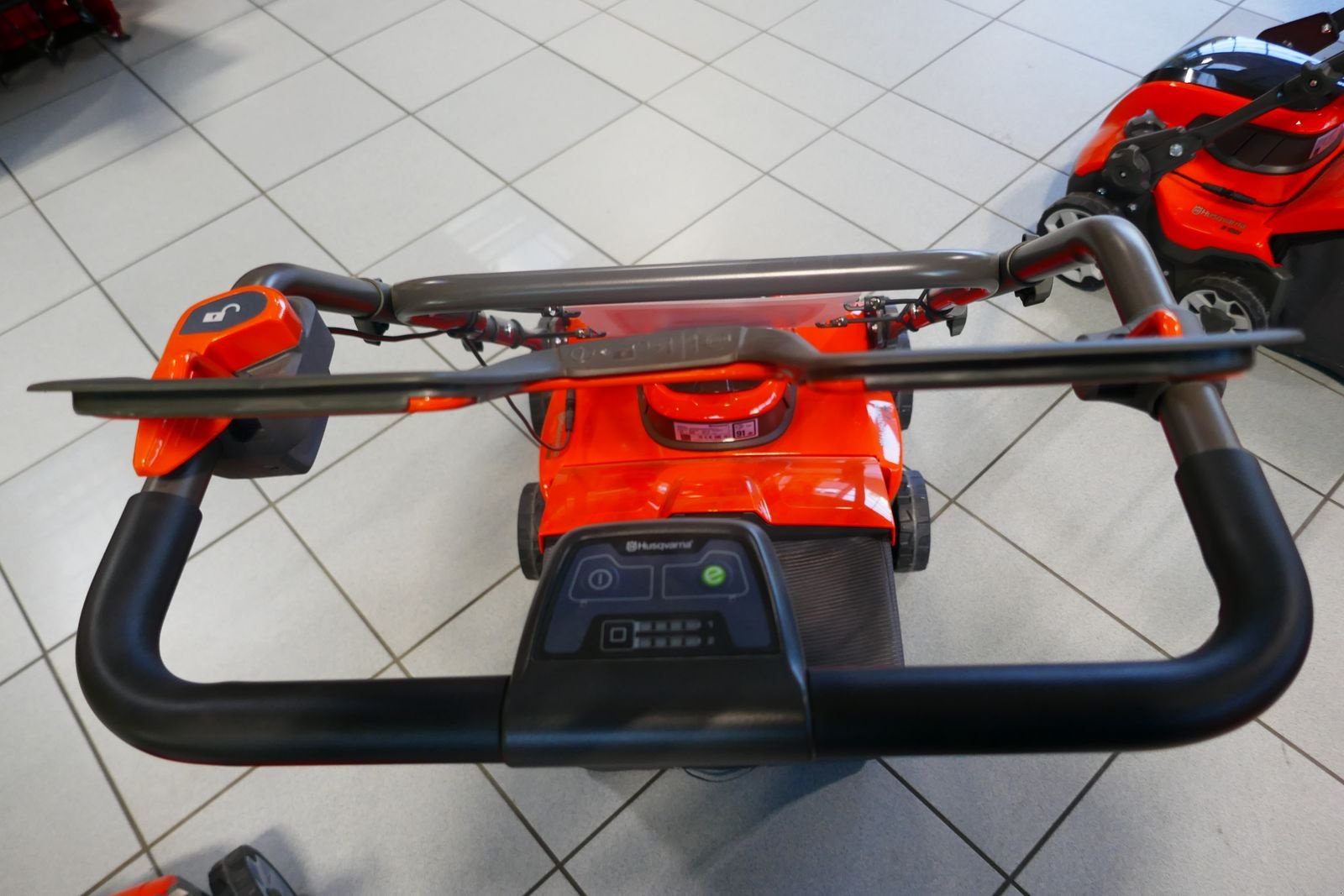 Mähroboter des Typs Husqvarna S138i Akku Vertikutierer, Gebrauchtmaschine in Villach (Bild 5)