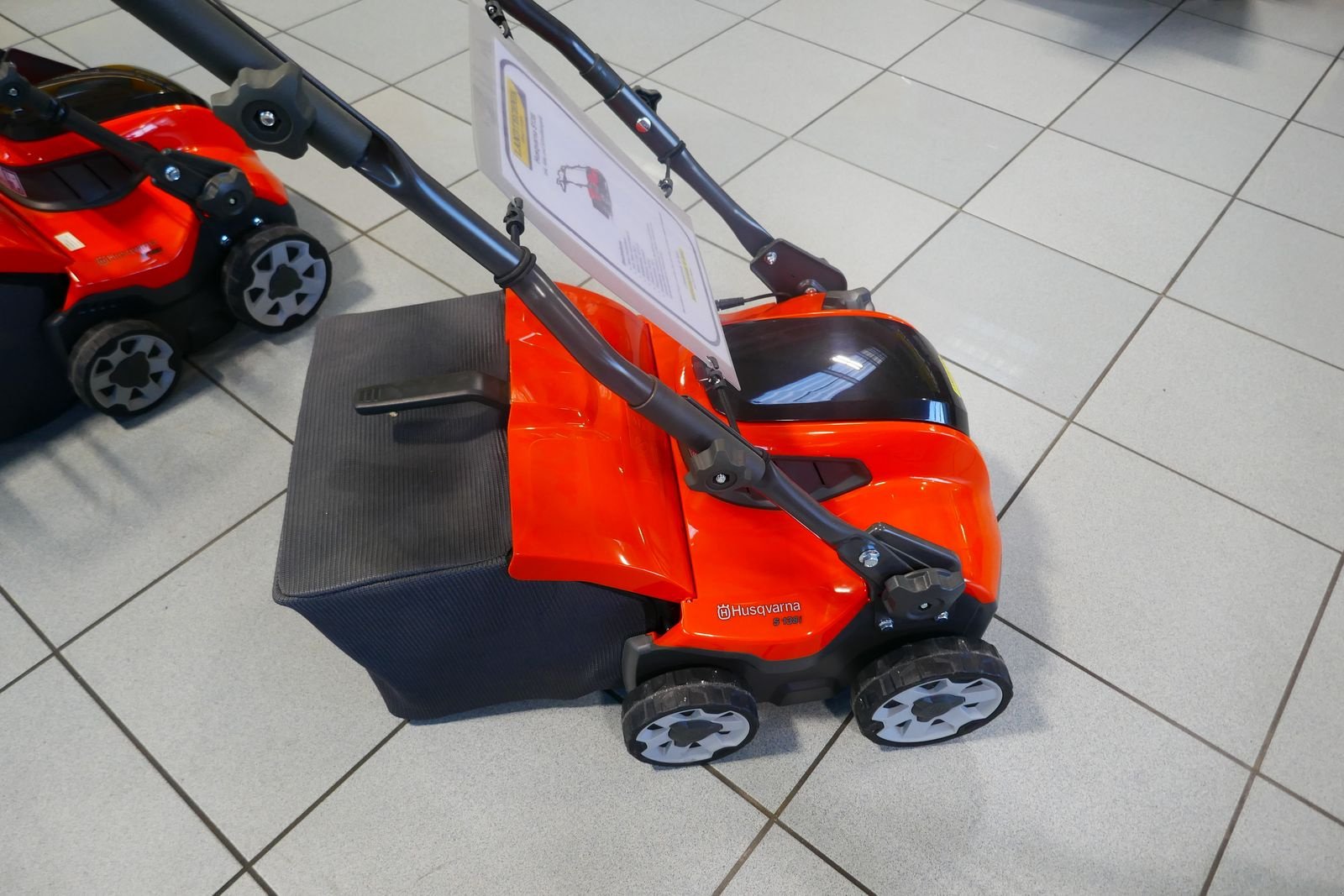 Mähroboter des Typs Husqvarna S138i Akku Vertikutierer, Gebrauchtmaschine in Villach (Bild 1)