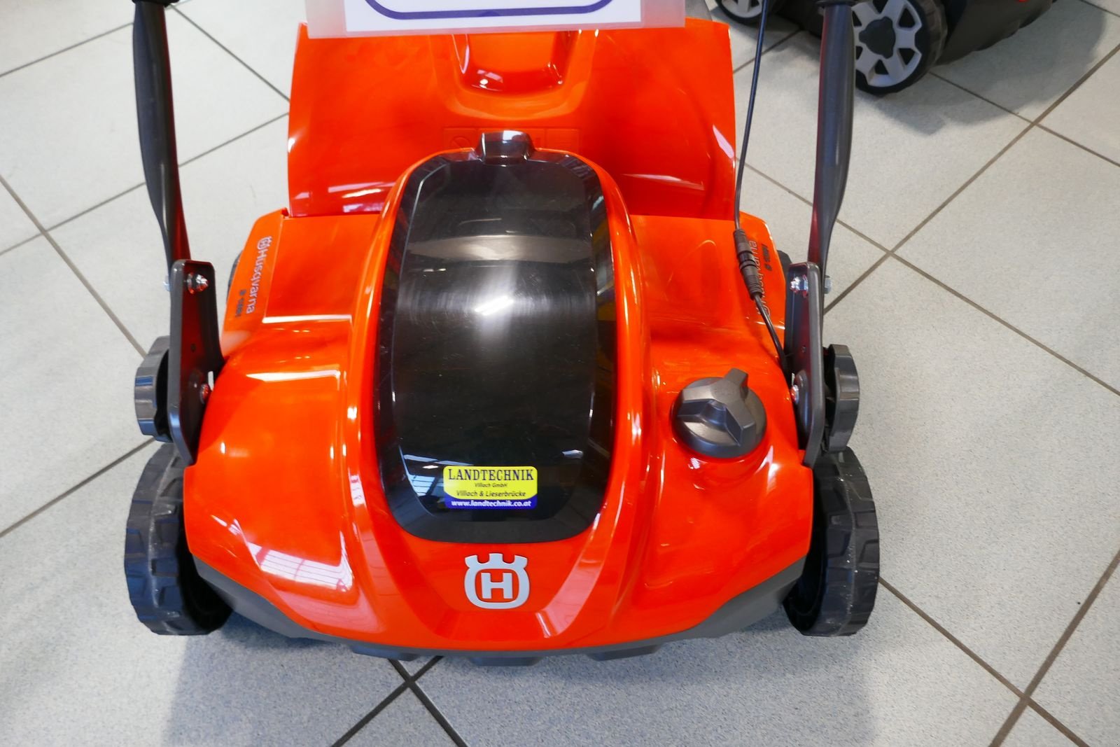 Mähroboter des Typs Husqvarna S138i Akku Vertikutierer, Gebrauchtmaschine in Villach (Bild 3)