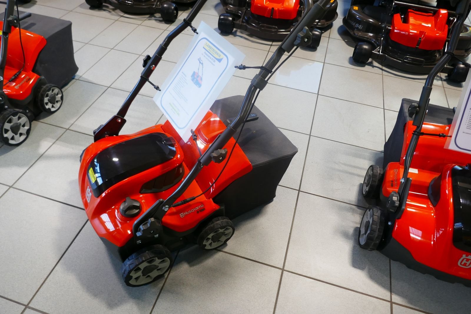Mähroboter des Typs Husqvarna S138i Akku Vertikutierer, Gebrauchtmaschine in Villach (Bild 2)