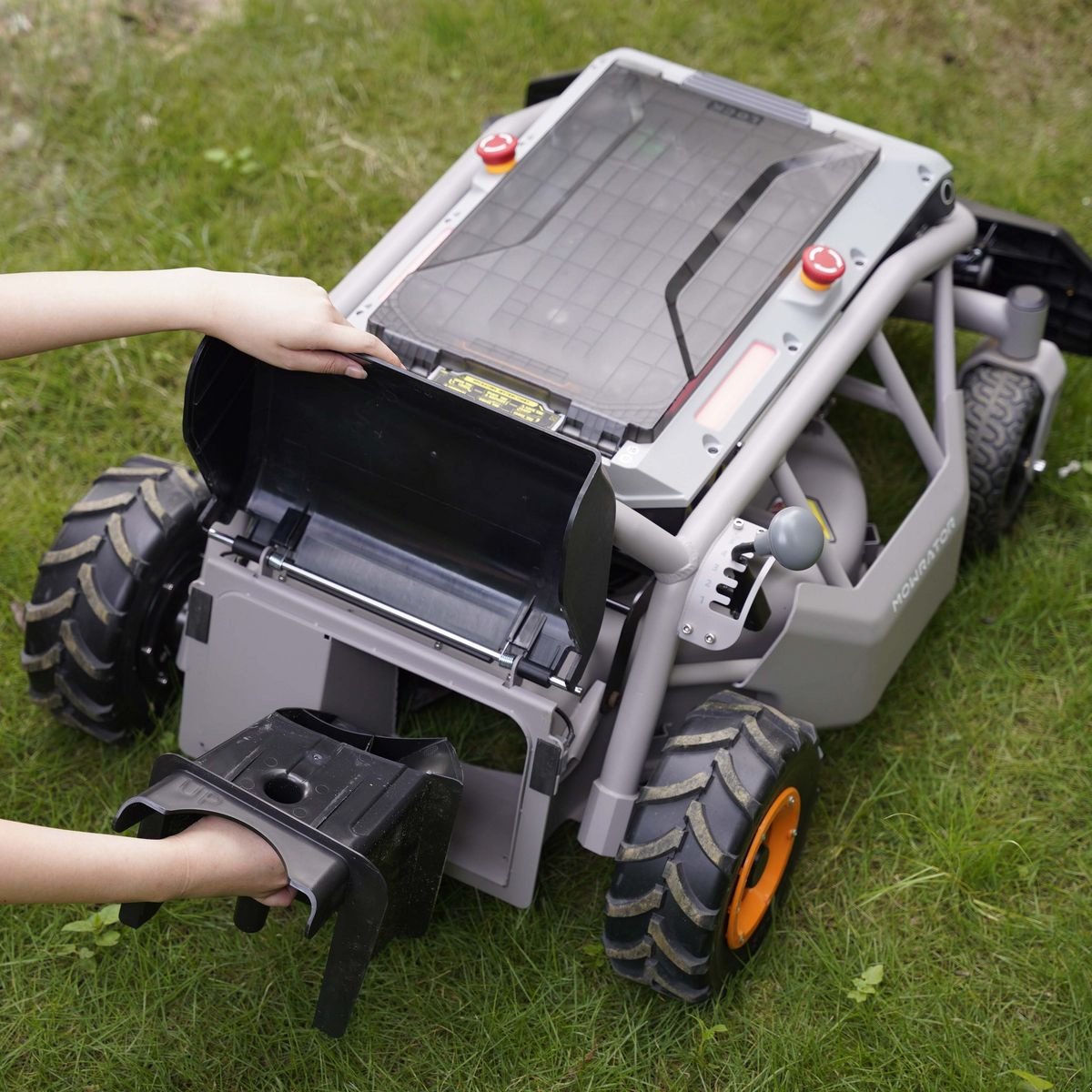 Mähroboter des Typs Sonstige Mowrator S1 4WD Hangmäher/ Rasenmäher, Neumaschine in NATTERNBACH (Bild 2)