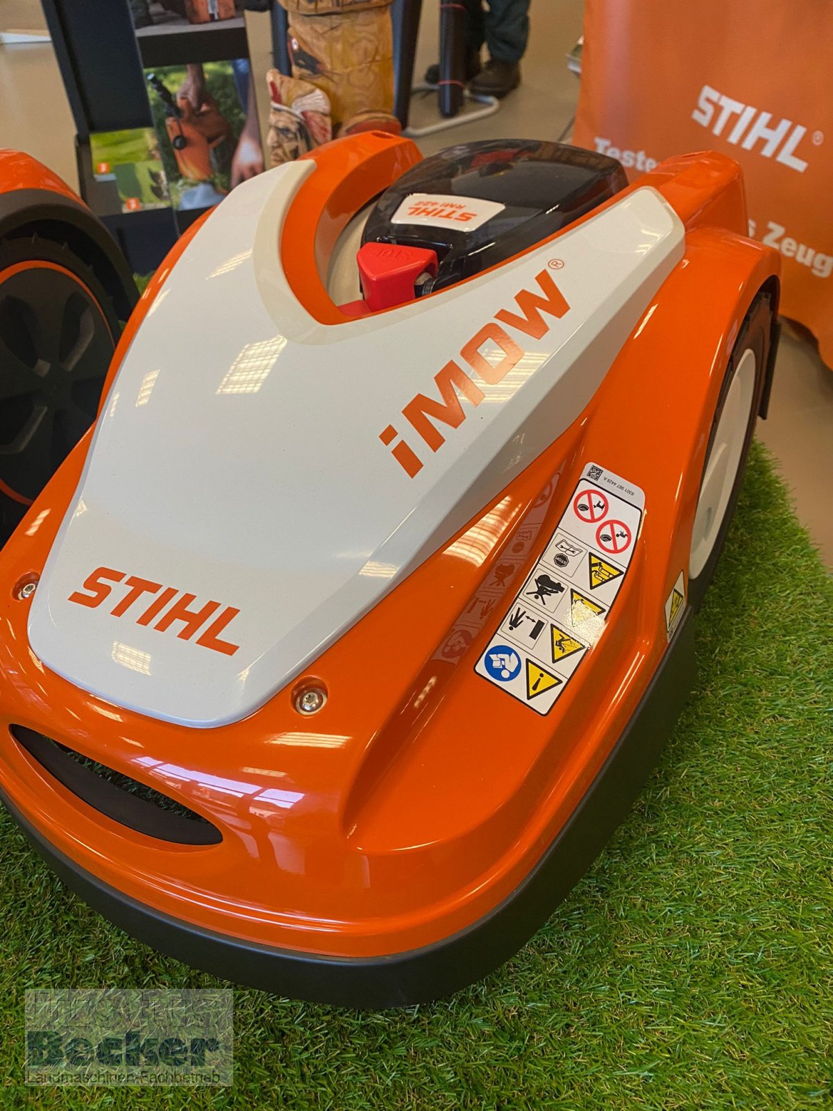 Mähroboter des Typs Stihl RMI 422, Neumaschine in Weimar-Niederwalgern (Bild 2)