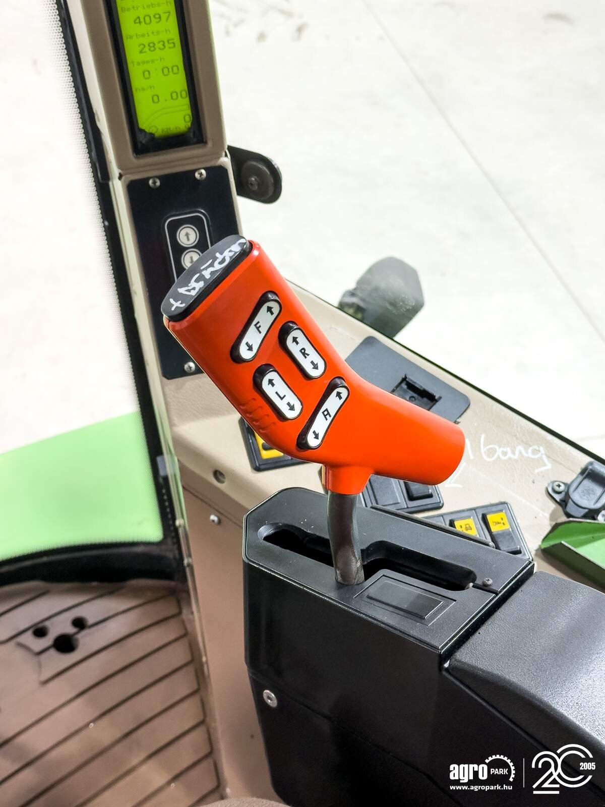 Mähwerk des Typs Krone BIG M 419-83 9,1 m working width, air conditioning, 40 km/h hydrostatic transmission, 337 L pump, permanent all-wheel drive, Gebrauchtmaschine in Csengele (Bild 13)