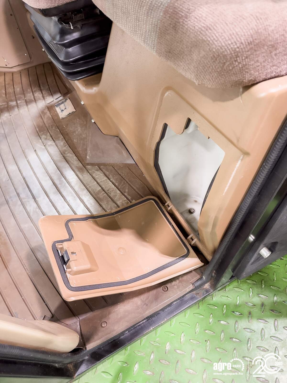 Mähwerk des Typs Krone BIG M 419-83 9,1 m working width, air conditioning, 40 km/h hydrostatic transmission, 337 L pump, permanent all-wheel drive, Gebrauchtmaschine in Csengele (Bild 26)