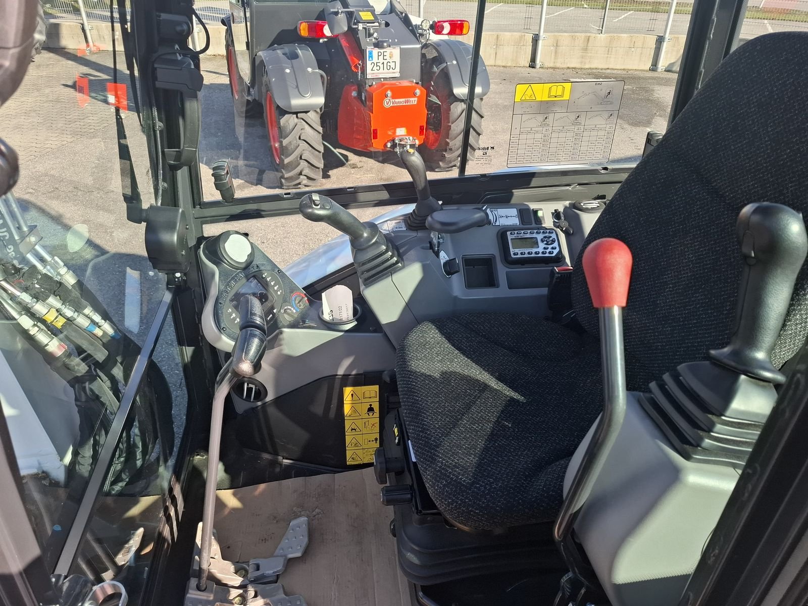 Minibagger des Typs Bobcat E 35 Z, Vorführmaschine in Saxen (Bild 10)