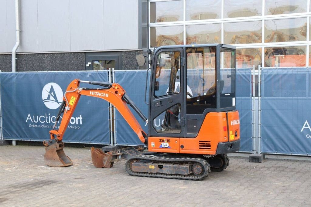 Minibagger от тип Hitachi ZX19-6CR, Gebrauchtmaschine в Antwerpen (Снимка 3)