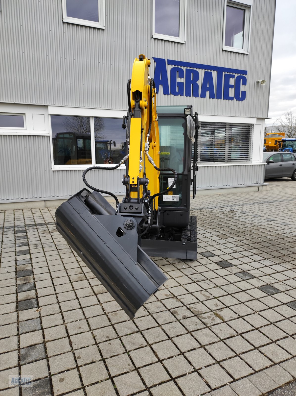 Minibagger des Typs New Holland E 19 C, Neumaschine in Salching bei Straubing (Bild 11)