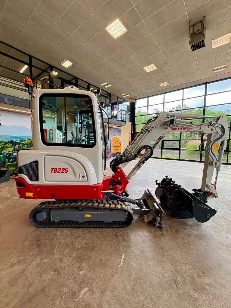 Minibagger del tipo Takeuchi TB 225, Neumaschine In Booischot (Immagine 9)