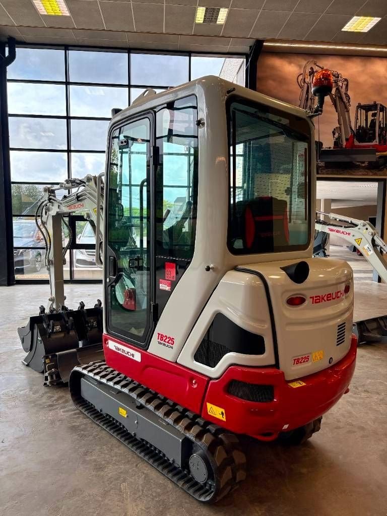 Minibagger del tipo Takeuchi TB 225, Neumaschine In Booischot (Immagine 7)