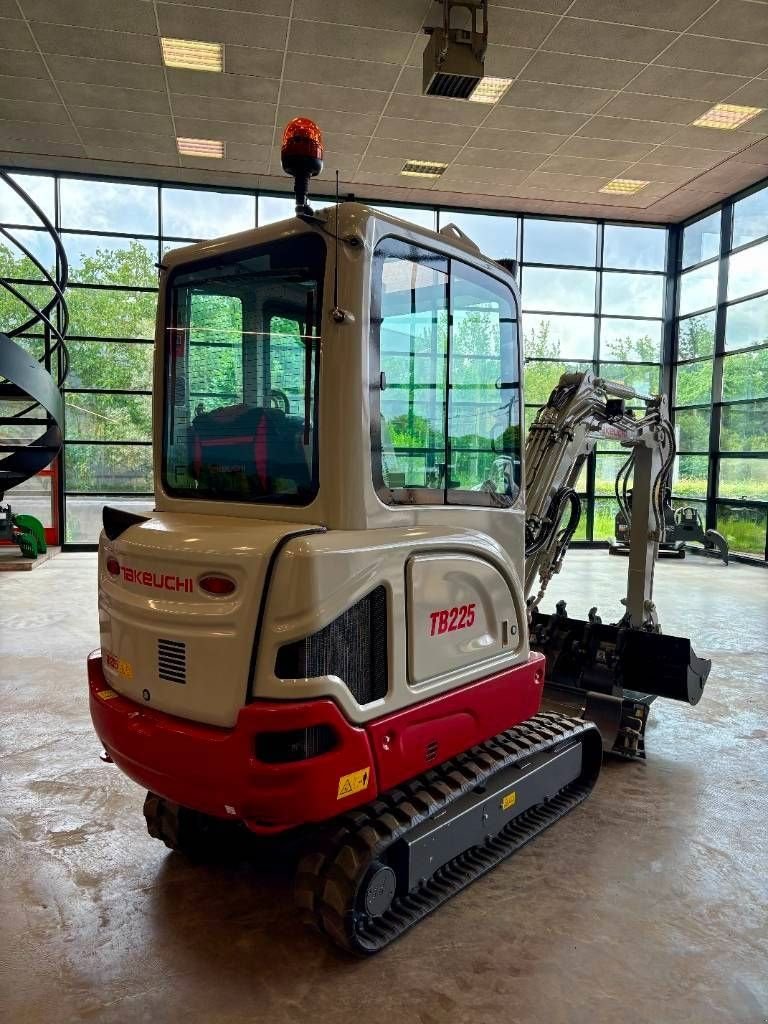 Minibagger del tipo Takeuchi TB 225, Neumaschine In Booischot (Immagine 3)