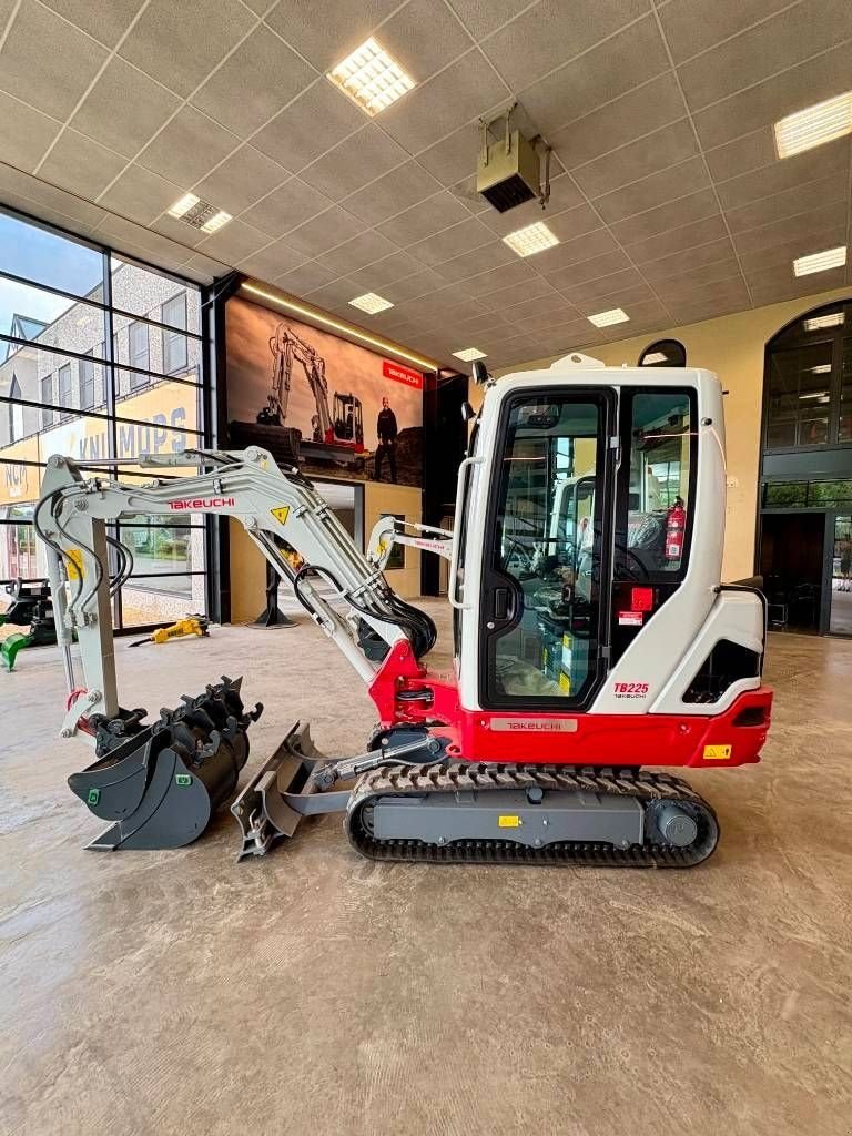 Minibagger del tipo Takeuchi TB 225, Neumaschine In Booischot (Immagine 5)