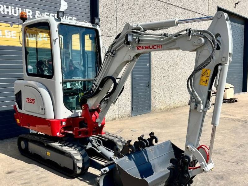 Minibagger van het type Takeuchi TB 225, Neumaschine in Booischot (Foto 1)