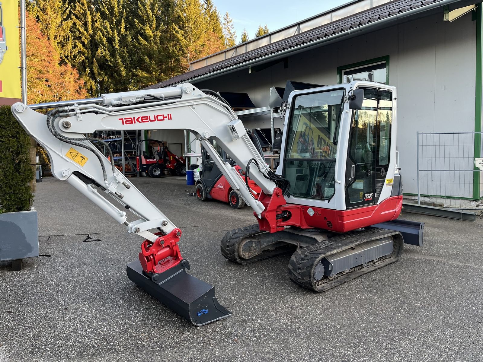 Minibagger typu Takeuchi TB 235 mit Powertilt, Gebrauchtmaschine v Bad Leonfelden (Obrázek 3)