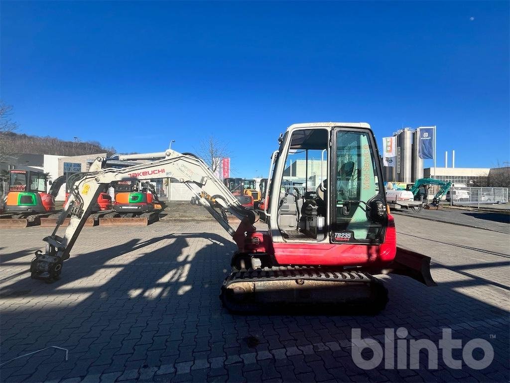 Minibagger del tipo Takeuchi TB 235, Gebrauchtmaschine In Düsseldorf (Immagine 2)