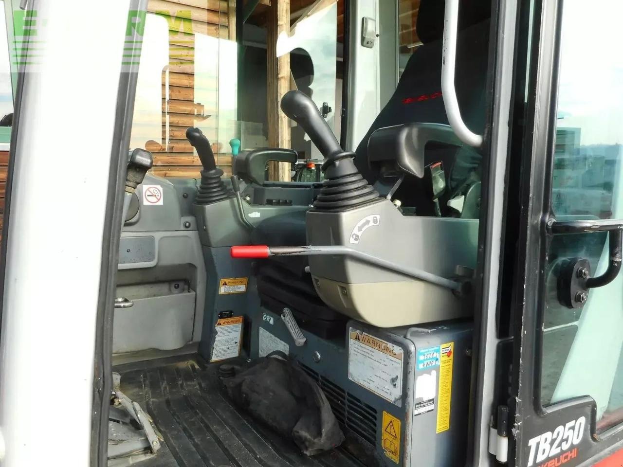 Minibagger des Typs Takeuchi tb 250 mit powertilt + hydr. sw + 4 löffel, Gebrauchtmaschine in ST. NIKOLAI/DR. (Bild 8)