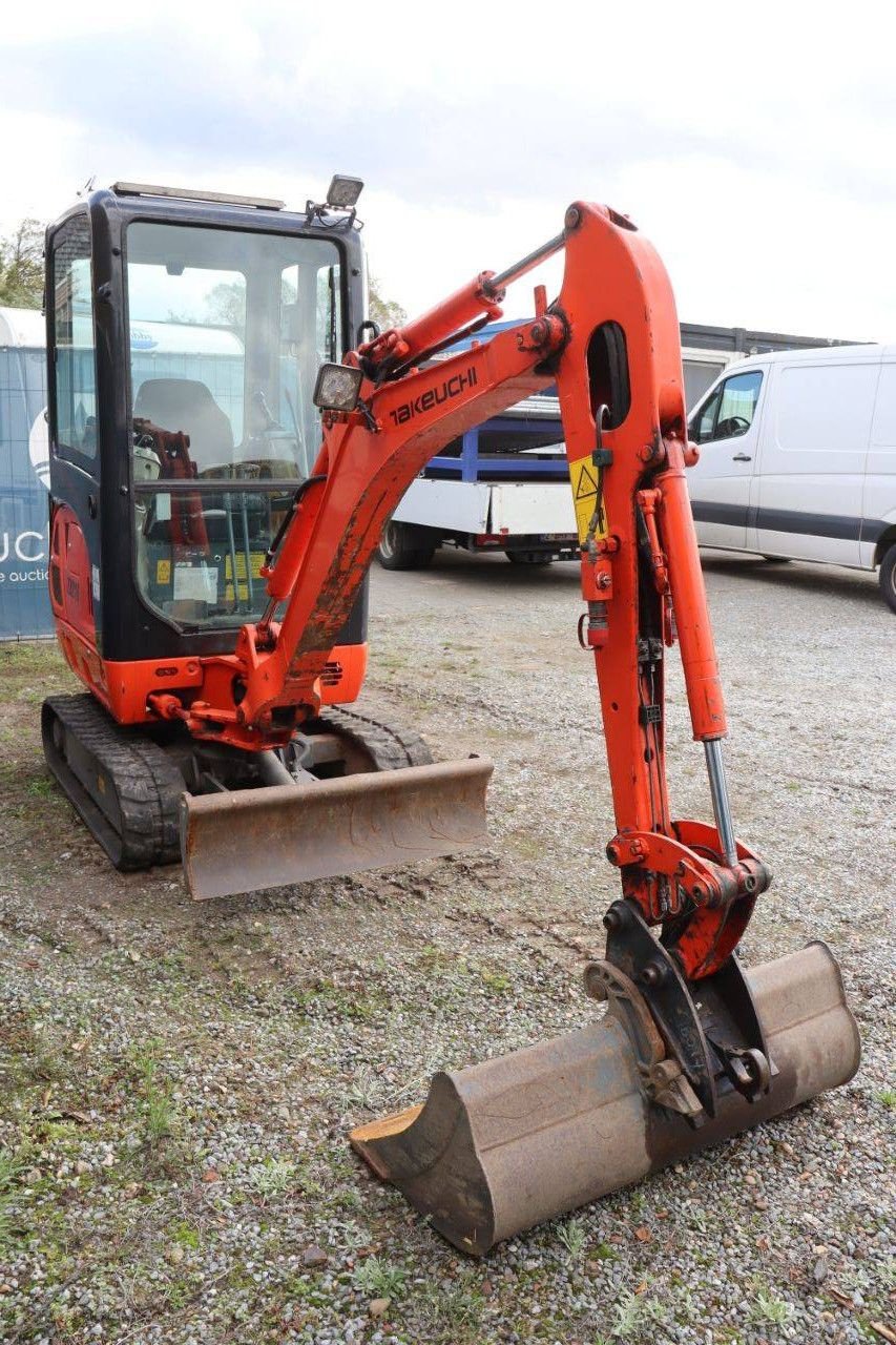 Minibagger du type Takeuchi TB216, Gebrauchtmaschine en Antwerpen (Photo 8)