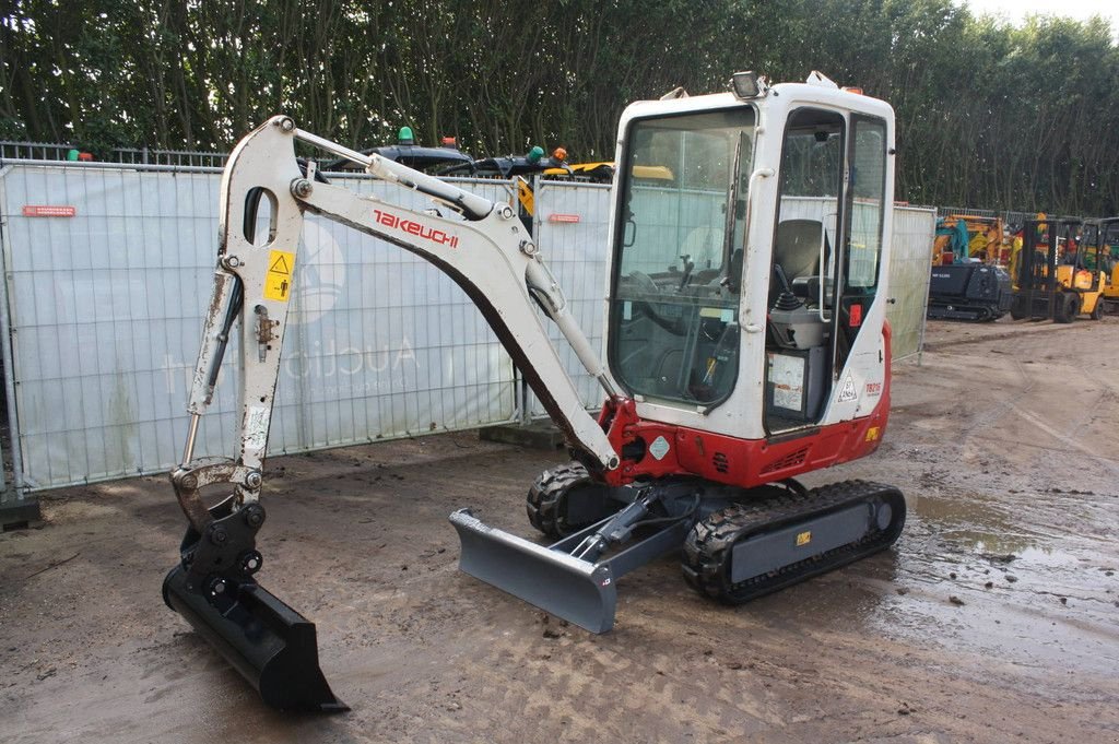 Minibagger van het type Takeuchi TB216, Gebrauchtmaschine in Antwerpen (Foto 3)