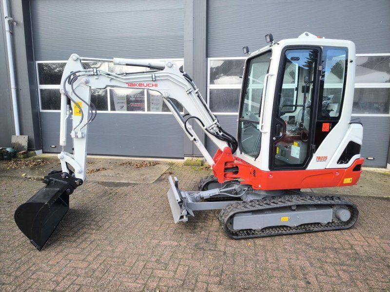Minibagger des Typs Takeuchi TB225, Gebrauchtmaschine in Hardegarijp (Bild 1)