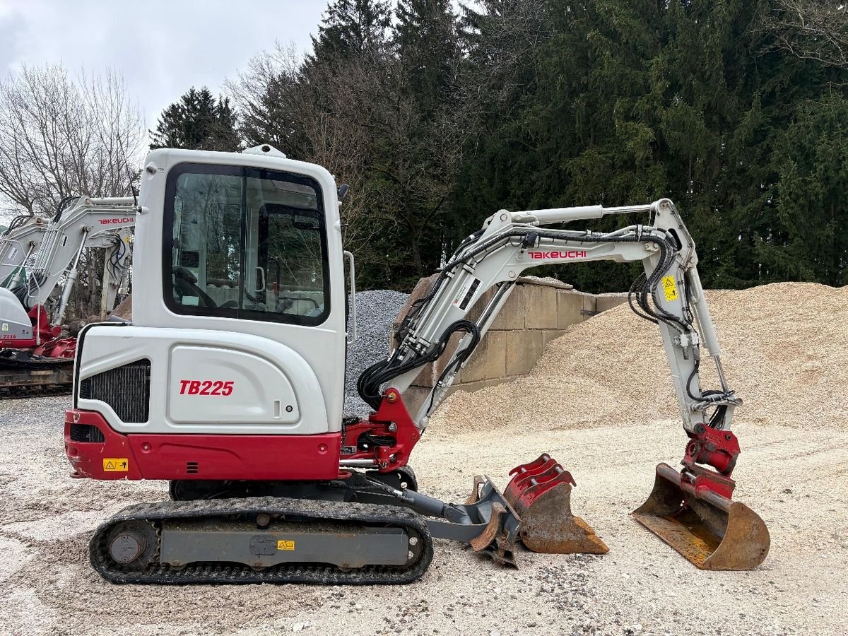 Minibagger del tipo Takeuchi TB225, Gebrauchtmaschine In Gabersdorf (Immagine 4)