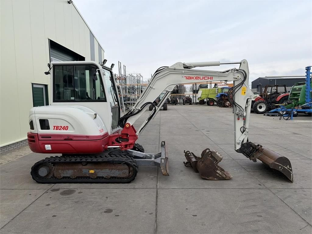Minibagger tipa Takeuchi TB240 minigraafmachine, Gebrauchtmaschine u Bant (Slika 4)