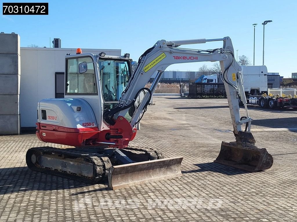 Minibagger du type Takeuchi TB250-2, Gebrauchtmaschine en Veghel (Photo 10)
