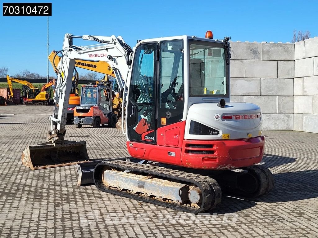 Minibagger du type Takeuchi TB250-2, Gebrauchtmaschine en Veghel (Photo 3)