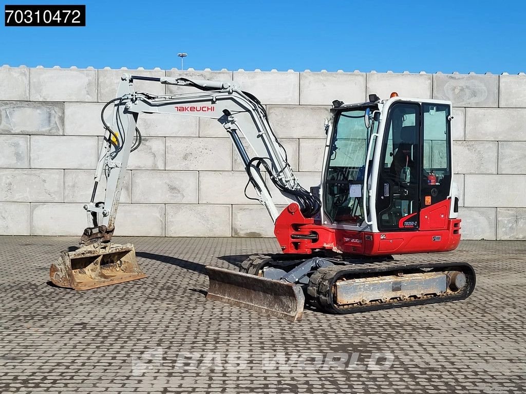Minibagger du type Takeuchi TB250-2, Gebrauchtmaschine en Veghel (Photo 2)