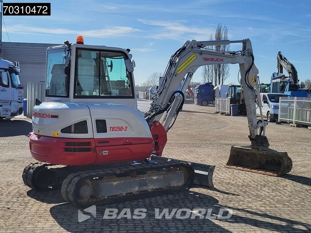 Minibagger du type Takeuchi TB250-2, Gebrauchtmaschine en Veghel (Photo 7)