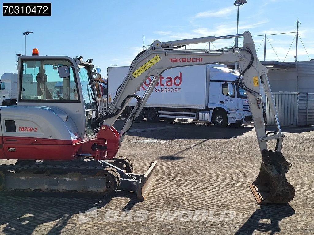 Minibagger du type Takeuchi TB250-2, Gebrauchtmaschine en Veghel (Photo 11)