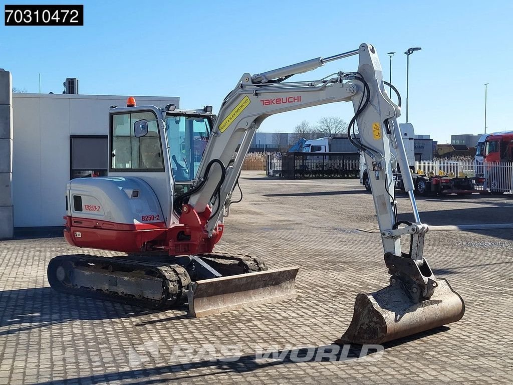 Minibagger du type Takeuchi TB250-2, Gebrauchtmaschine en Veghel (Photo 9)