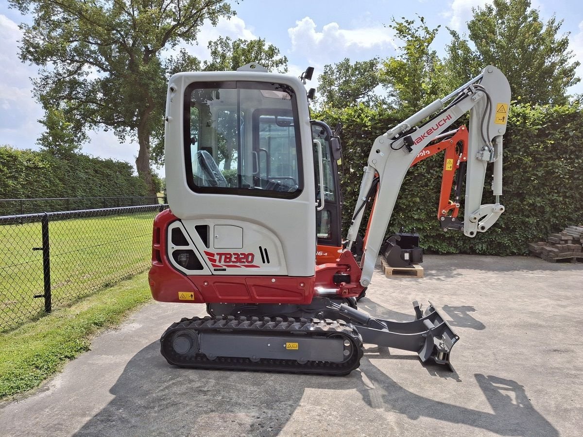Minibagger des Typs Takeuchi TB320, Neumaschine in Donkerbroek (Bild 2)