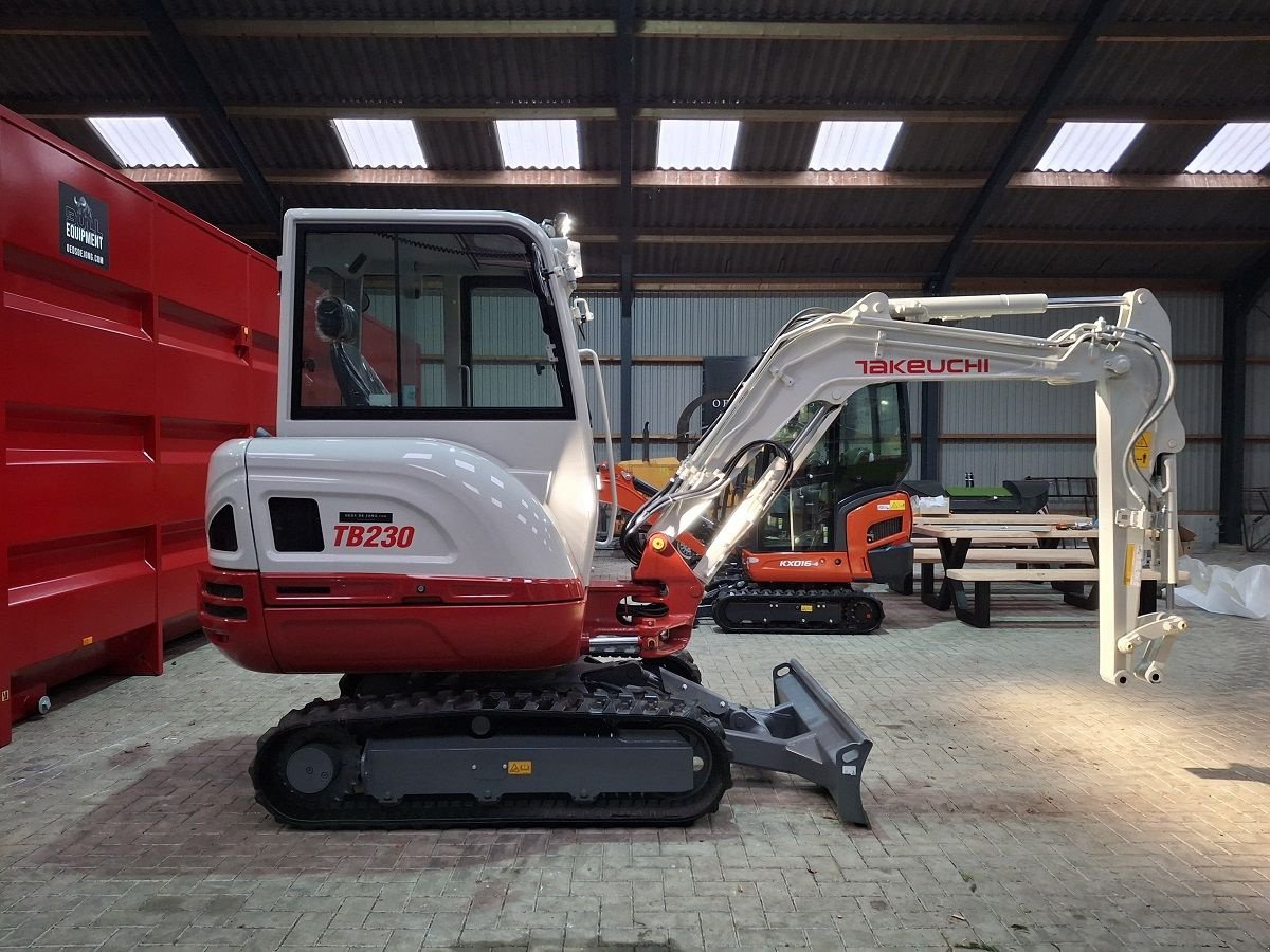 Minibagger des Typs Takeuchi TB320, Neumaschine in Donkerbroek (Bild 9)