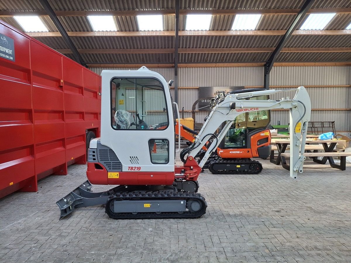 Minibagger des Typs Takeuchi TB320, Neumaschine in Donkerbroek (Bild 10)