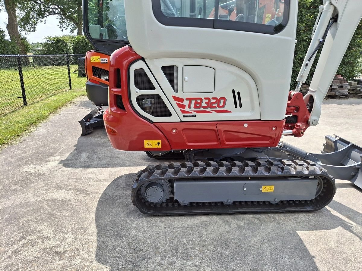 Minibagger des Typs Takeuchi TB320, Neumaschine in Donkerbroek (Bild 3)