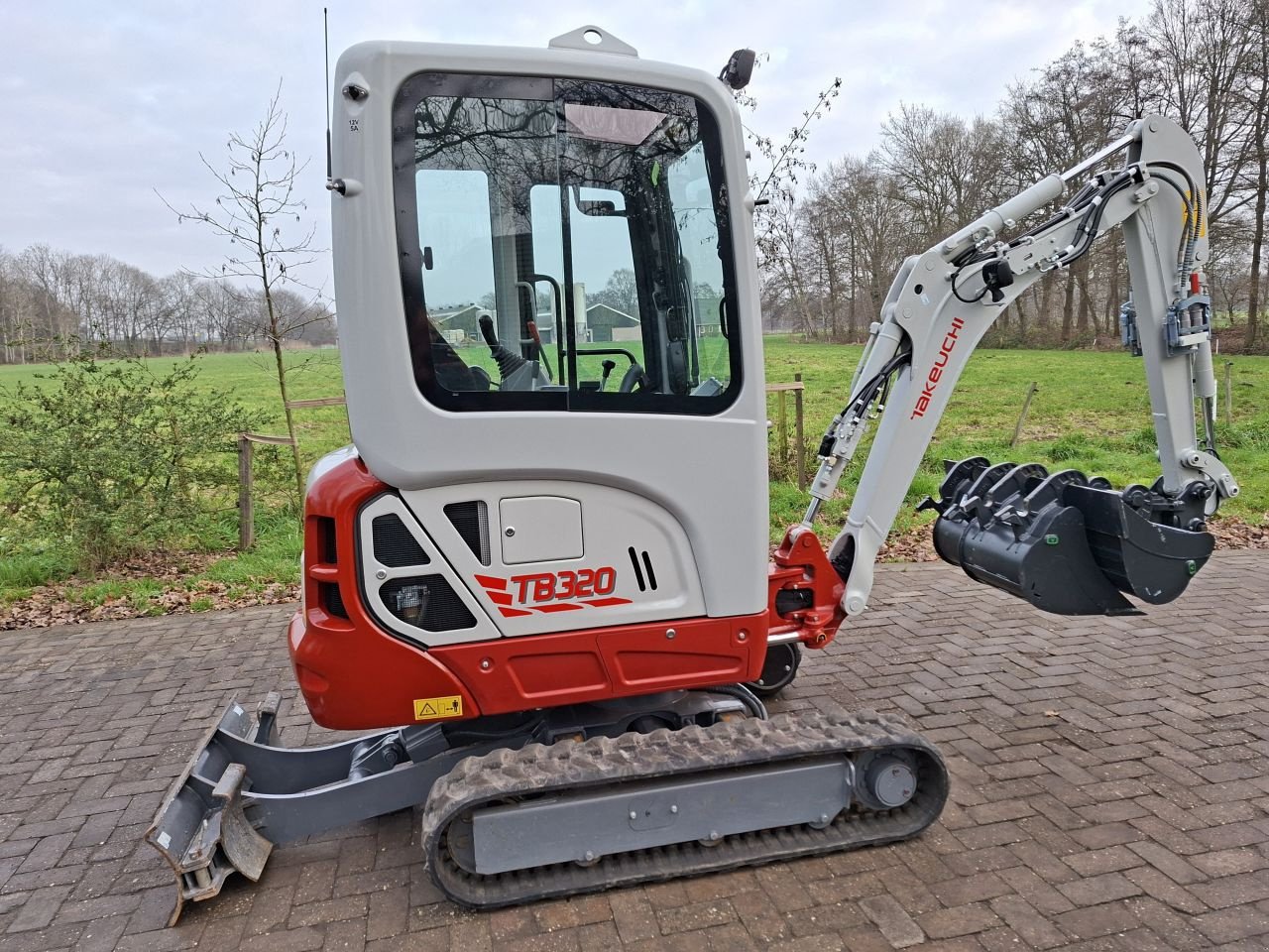 Minibagger des Typs Takeuchi TB320, Gebrauchtmaschine in Terschuur (Bild 4)