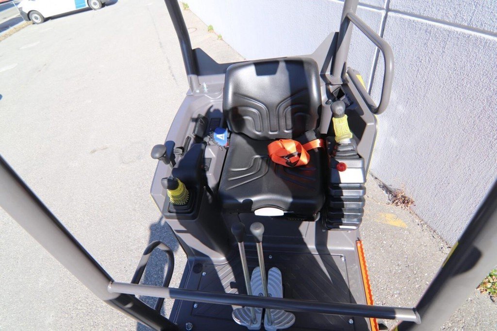 Minibagger des Typs Volvo EC 20 E, Neumaschine in Landquart (Bild 5)