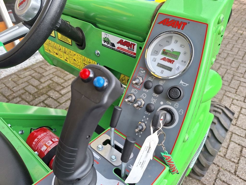 Mobilbagger des Typs Avant 423 TDL, Neumaschine in WENUM WIESEL (Bild 4)