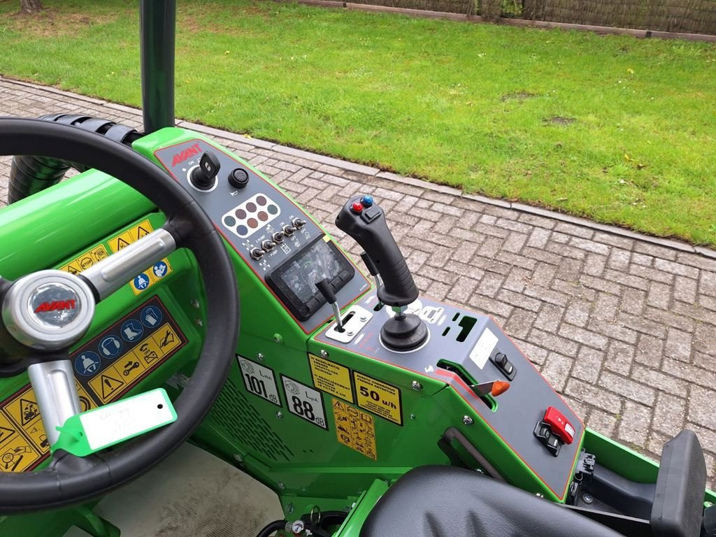 Mobilbagger des Typs Avant 755i TDL, Neumaschine in WENUM WIESEL (Bild 6)