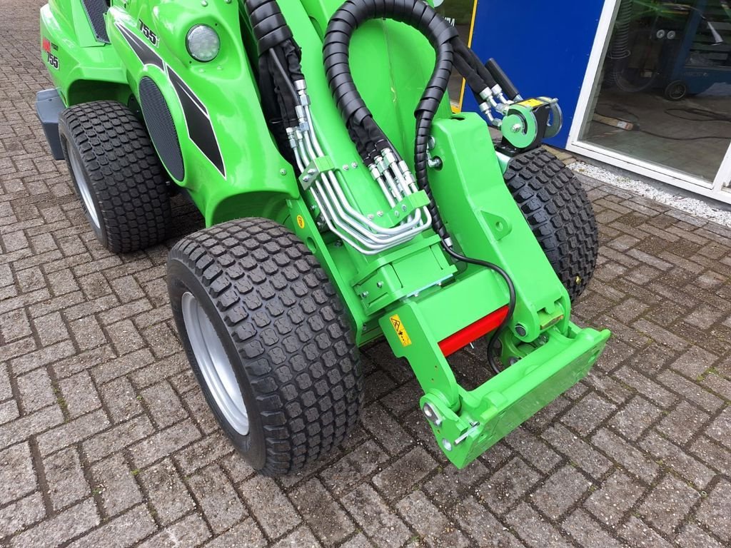 Mobilbagger des Typs Avant 755i TDL, Neumaschine in WENUM WIESEL (Bild 3)