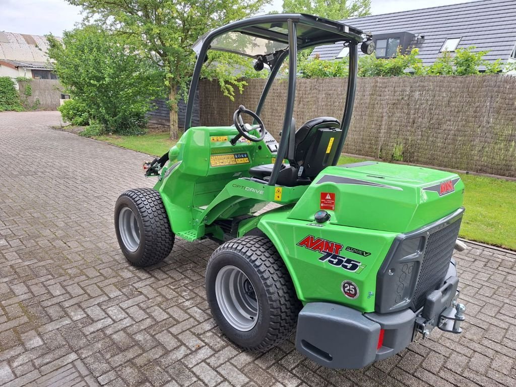 Mobilbagger des Typs Avant 755i TDL, Neumaschine in WENUM WIESEL (Bild 2)