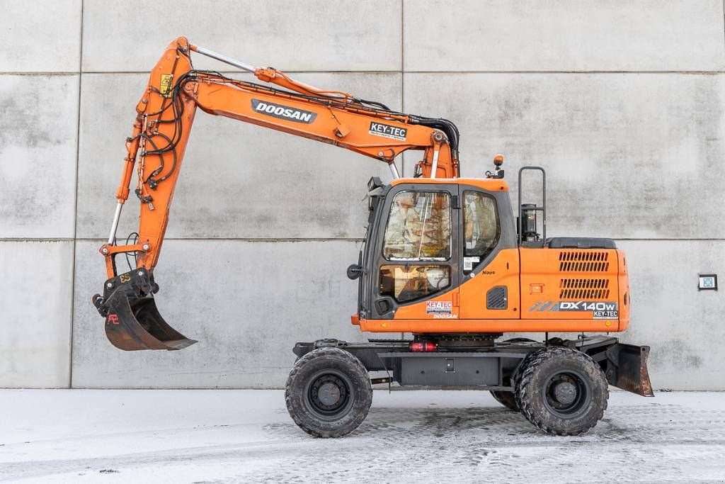 Mobilbagger des Typs Doosan DX 140 W-3, Gebrauchtmaschine in Moerbeke (Bild 4)