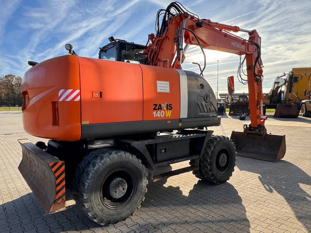 Mobilbagger des Typs Hitachi ZX 140 W-3, Gebrauchtmaschine in Oud Gastel (Bild 4)