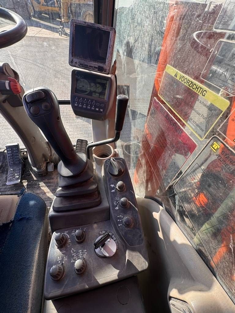 Mobilbagger des Typs Hitachi ZX 140 W-3, Gebrauchtmaschine in Oud Gastel (Bild 11)