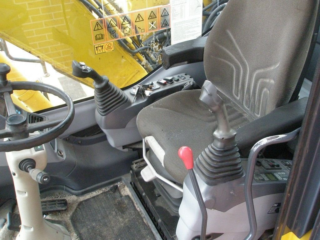 Mobilbagger des Typs Komatsu PW140-7, Gebrauchtmaschine in Barneveld (Bild 8)
